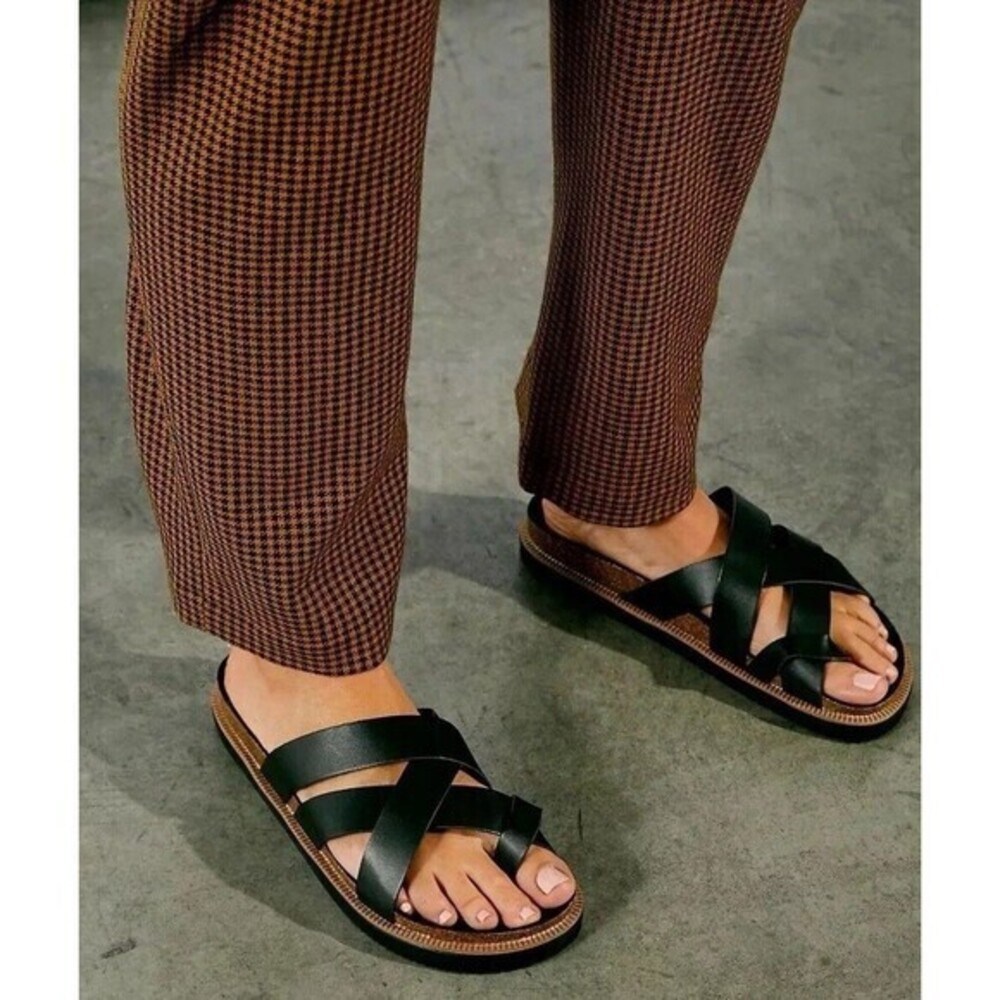 Free People Ventura Footbed Black Women's Size 37- 6.5 US Toe Ring Sandals